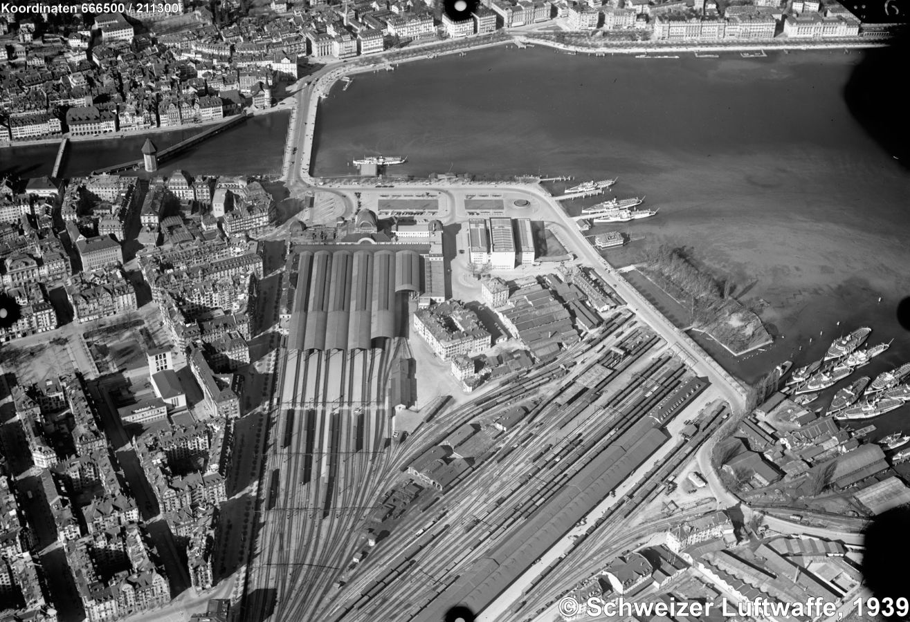 Hauptbahnhof Luzern anno 1941. Blick Richtung Nord. Am See steht - anstelle des heutigen KKL - das 1933 von Armin Meili entworfene Kunst- und Kongresshaus, in welchem 1938 die ersten Musikfestwochen stattgefunden haben.